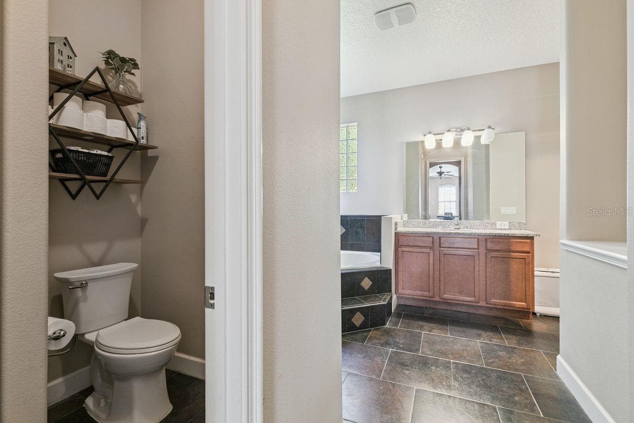 Primary En-suite with double vanity, Soak-in tub and separate shower - 36137 MATTAWAN DR, EUSTIS