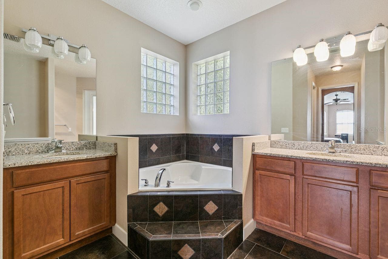 Primary En-suite with double vanity, Soak-in tub and separate shower - 36137 MATTAWAN DR, EUSTIS
