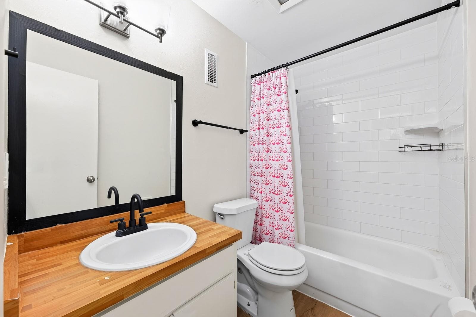 Primary en-suite bath. - 4607 RING NECK RD #36C, ORLANDO