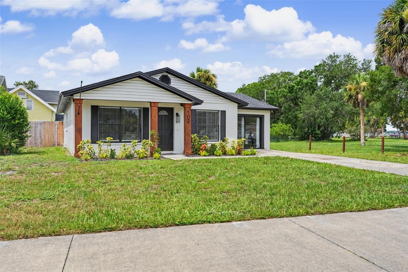 102 SHORE DR E