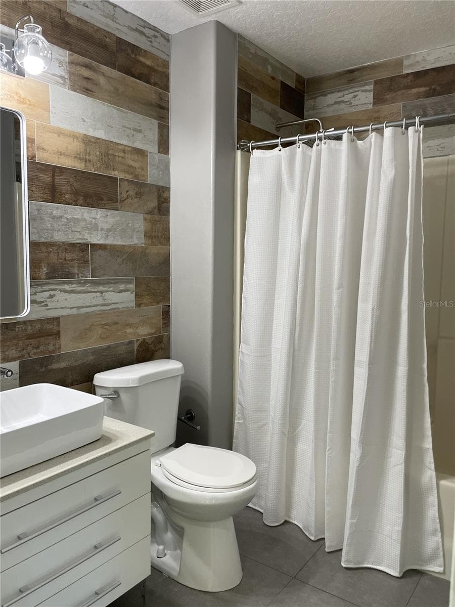Downstairs Full Bath - 5036 WHISTLING PINES CT, WESLEY CHAPEL