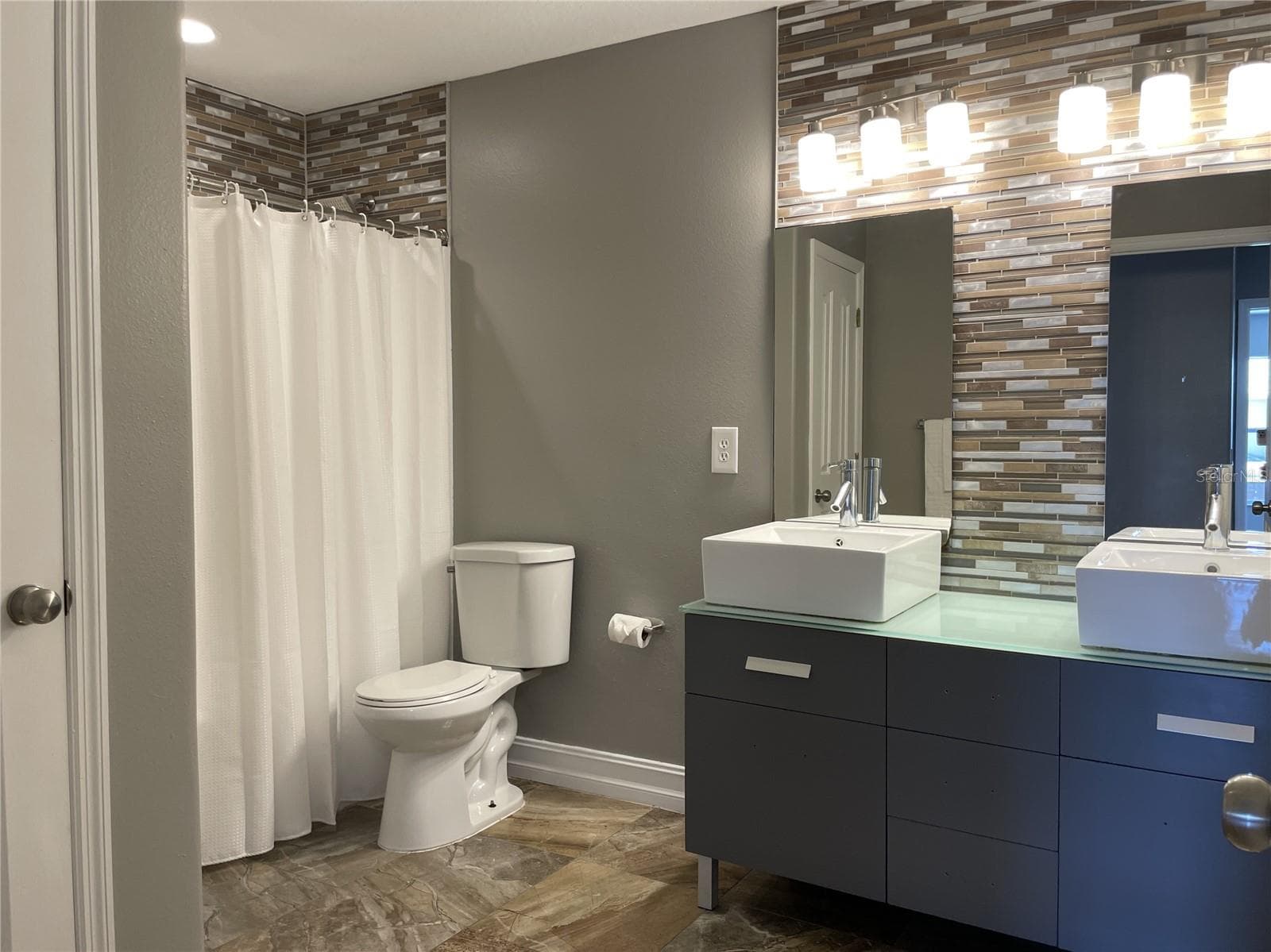 Upstairs Hall Bath with dual sinks - 5036 WHISTLING PINES CT, WESLEY CHAPEL