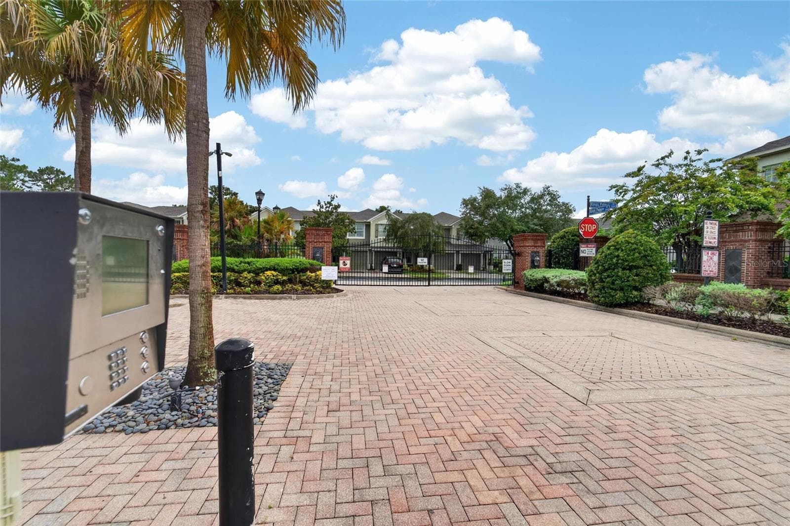 Community front access - 2005 RIVER TURIA CIR, RIVERVIEW