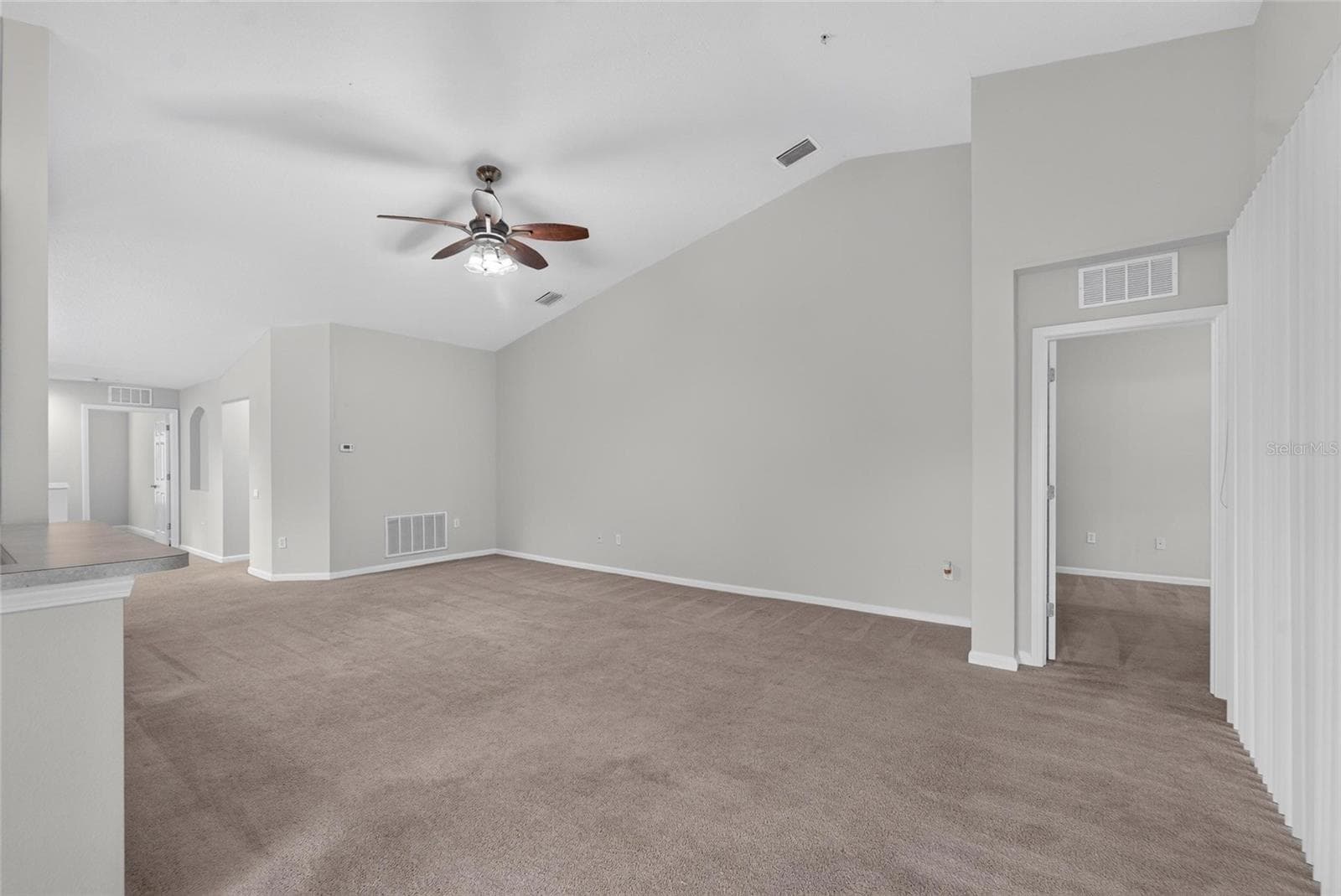 Livingroom with open floor plan to Dinette, Kitchen, and Dining room - 2005 RIVER TURIA CIR, RIVERVIEW