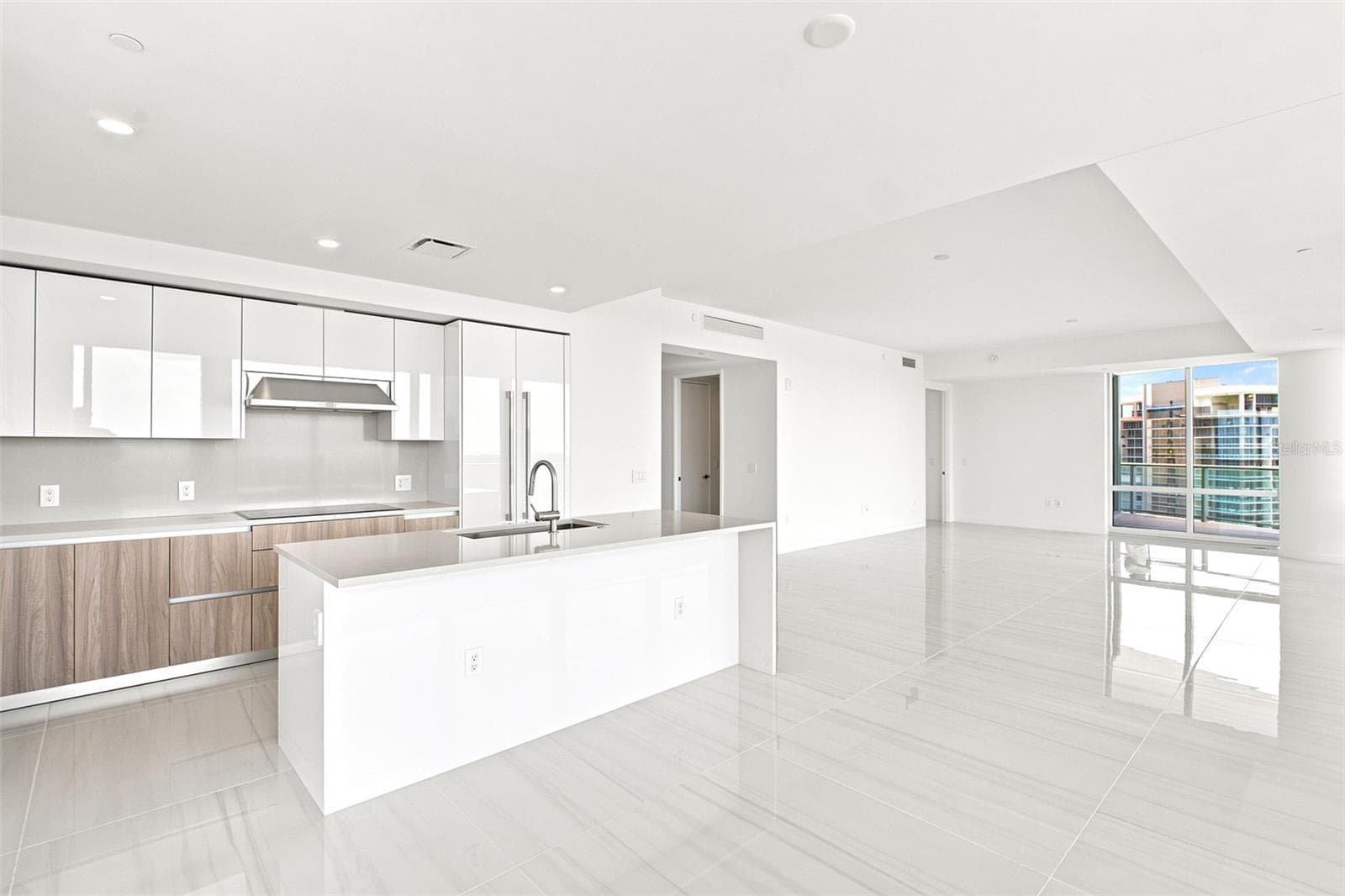 Beautifully appointed kitchen granite countertops and island - 400 CENTRAL AVE #2901, ST PETERSBURG