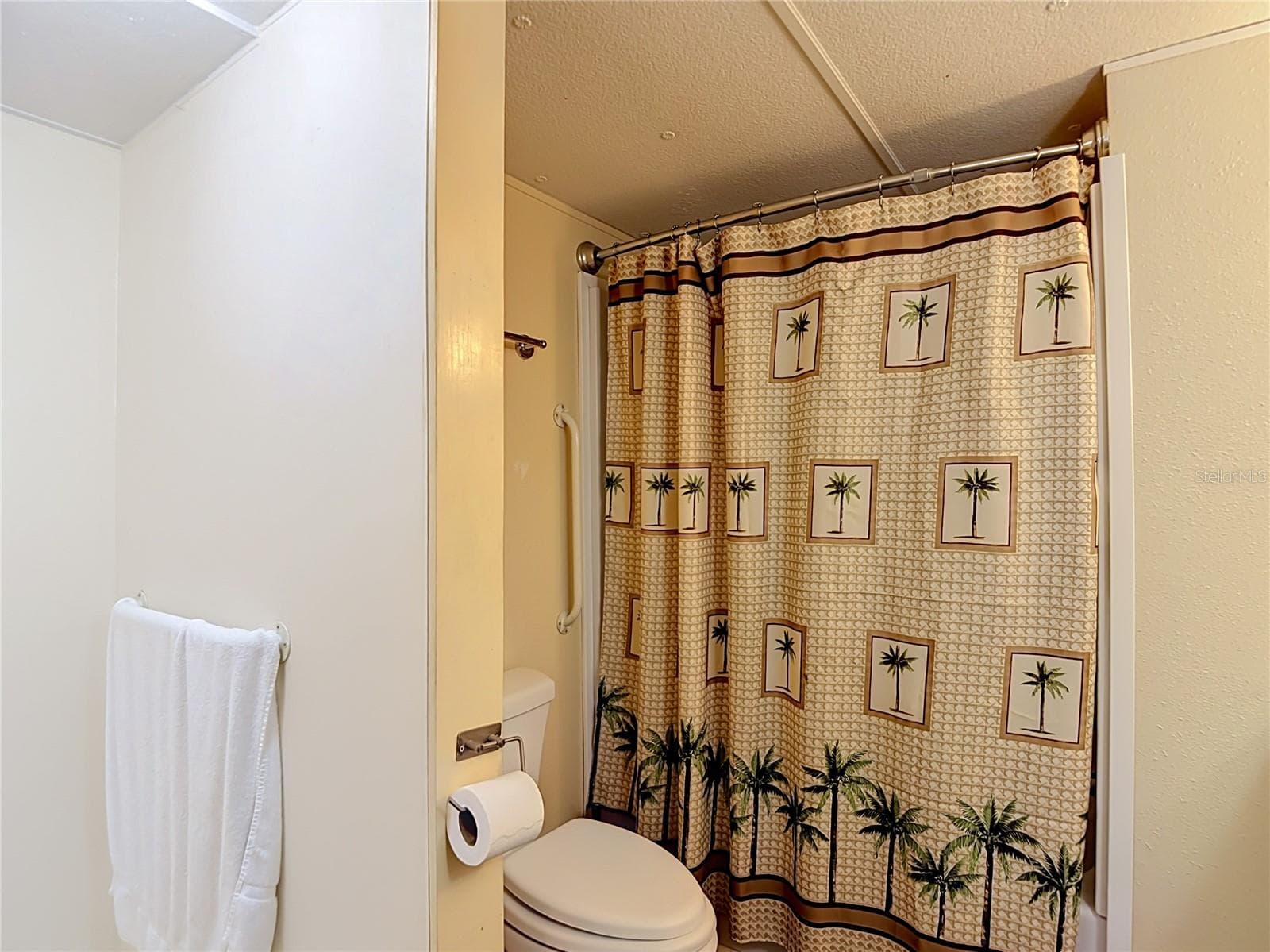 tub/shower combo - 39032 OLA AVE, ZEPHYRHILLS