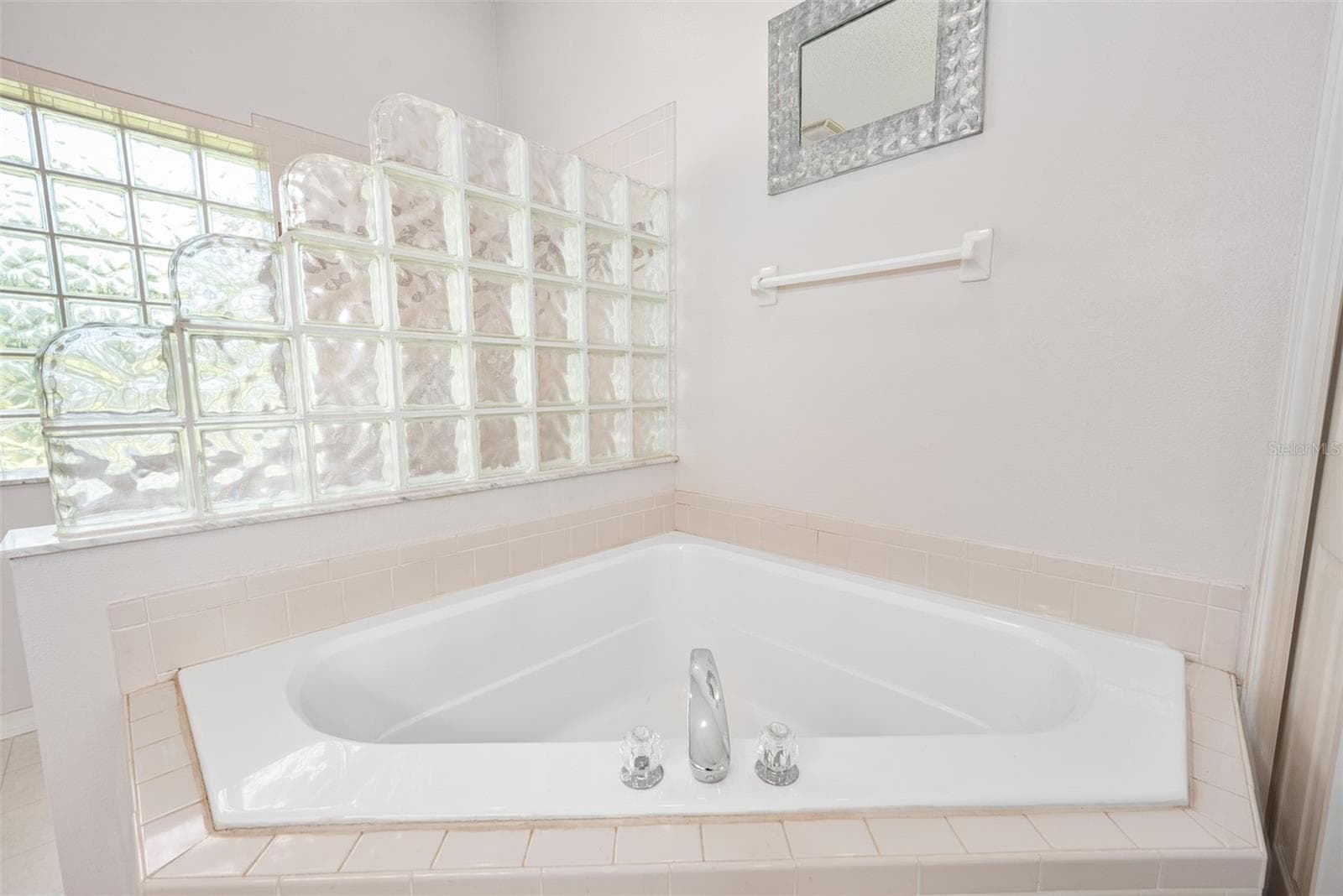 Large soaker tub - 1837 E GLANCY DR, DELTONA