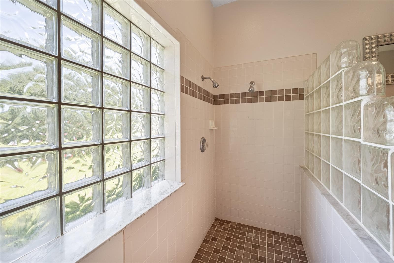 Walk in with dual shower heads - 1837 E GLANCY DR, DELTONA