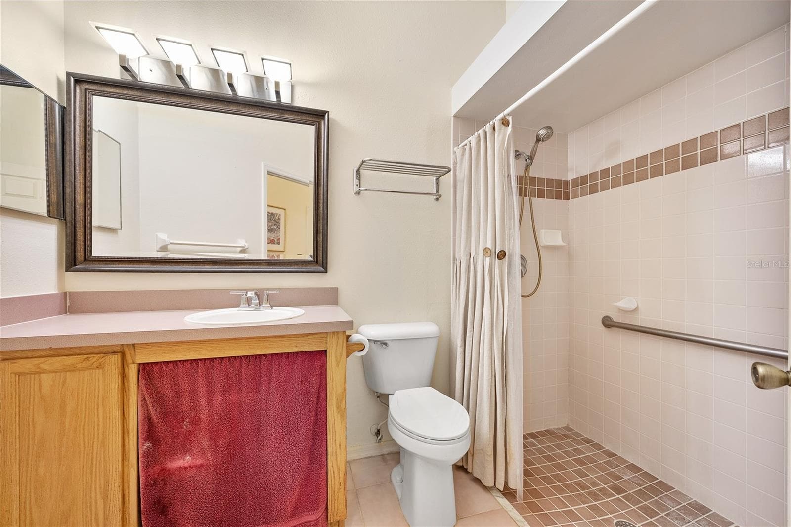 Guest bath - 1837 E GLANCY DR, DELTONA