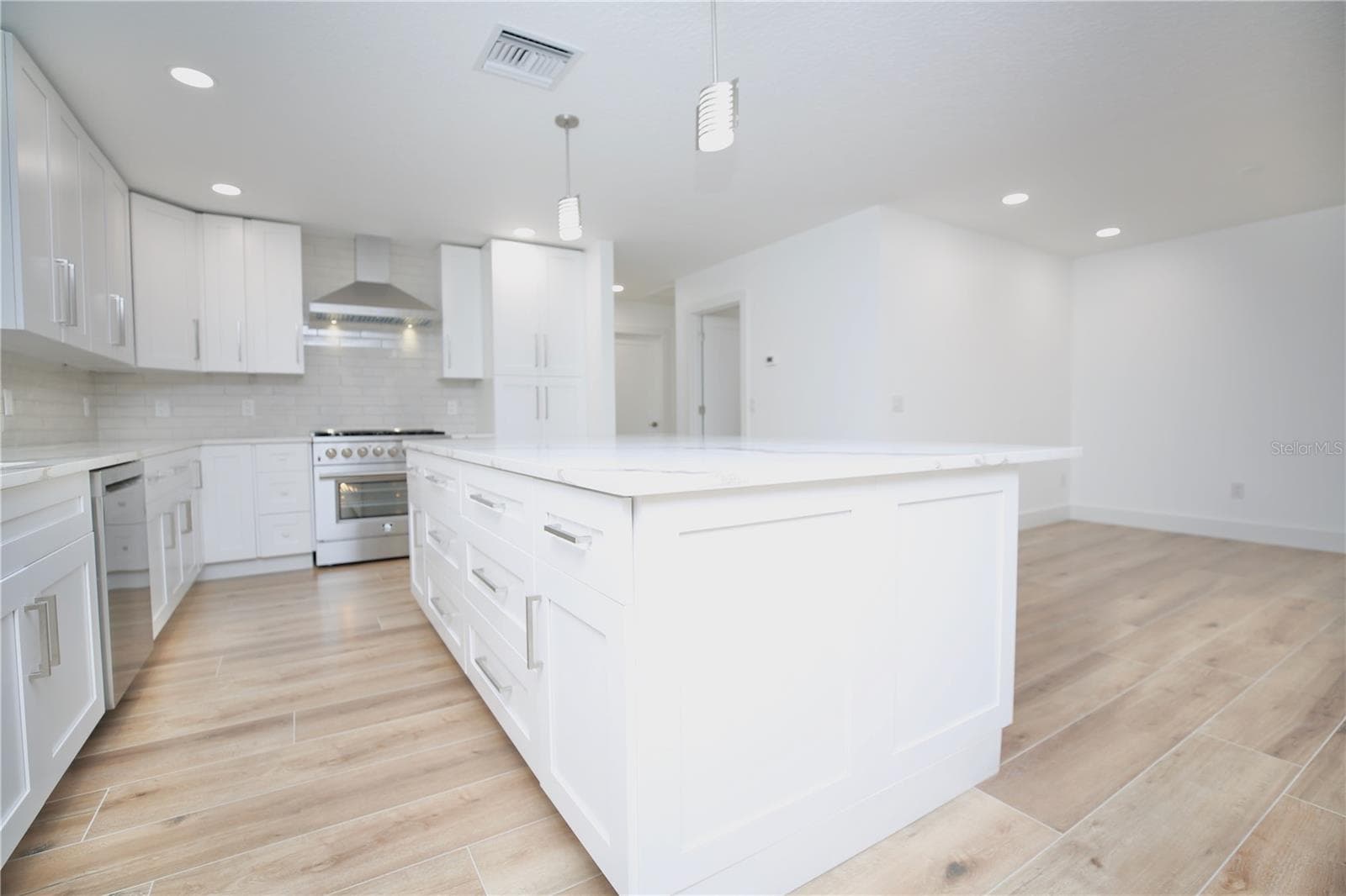 Single Family Residence at 1646 ROBIN HOOD LN, CLEARWATER, photo 14 of 49