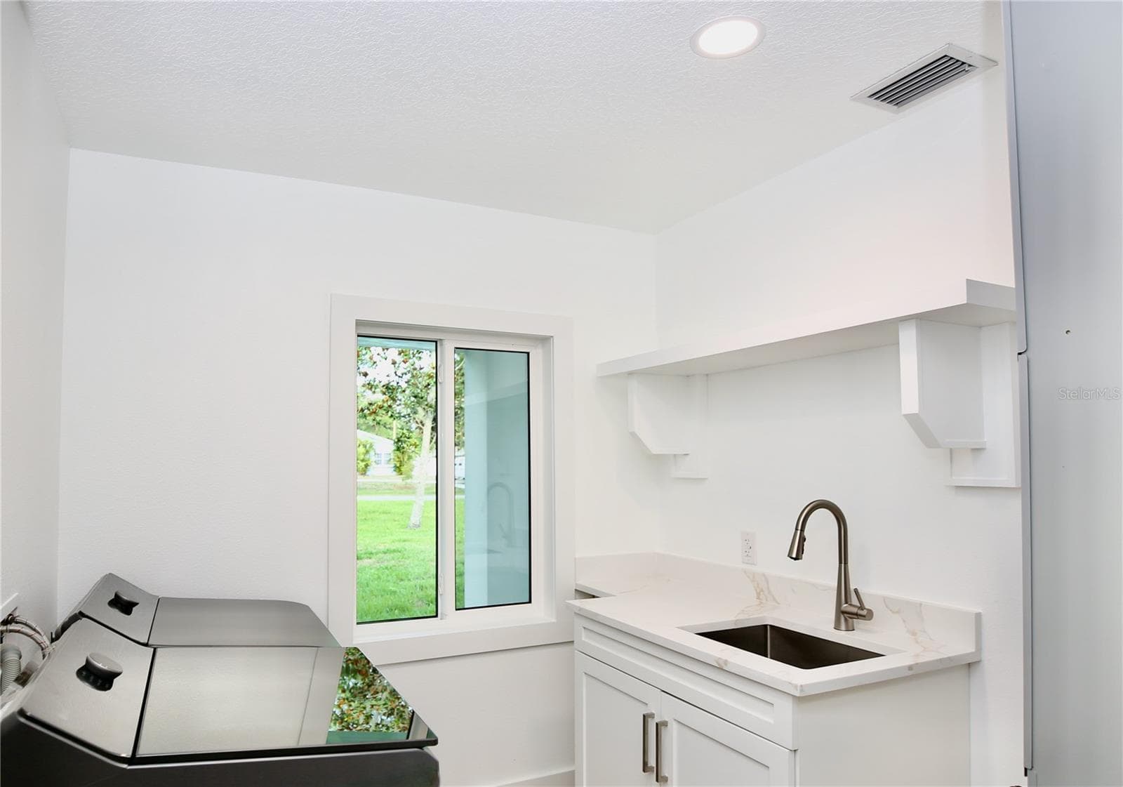Single Family Residence at 1646 ROBIN HOOD LN, CLEARWATER, photo 20 of 49