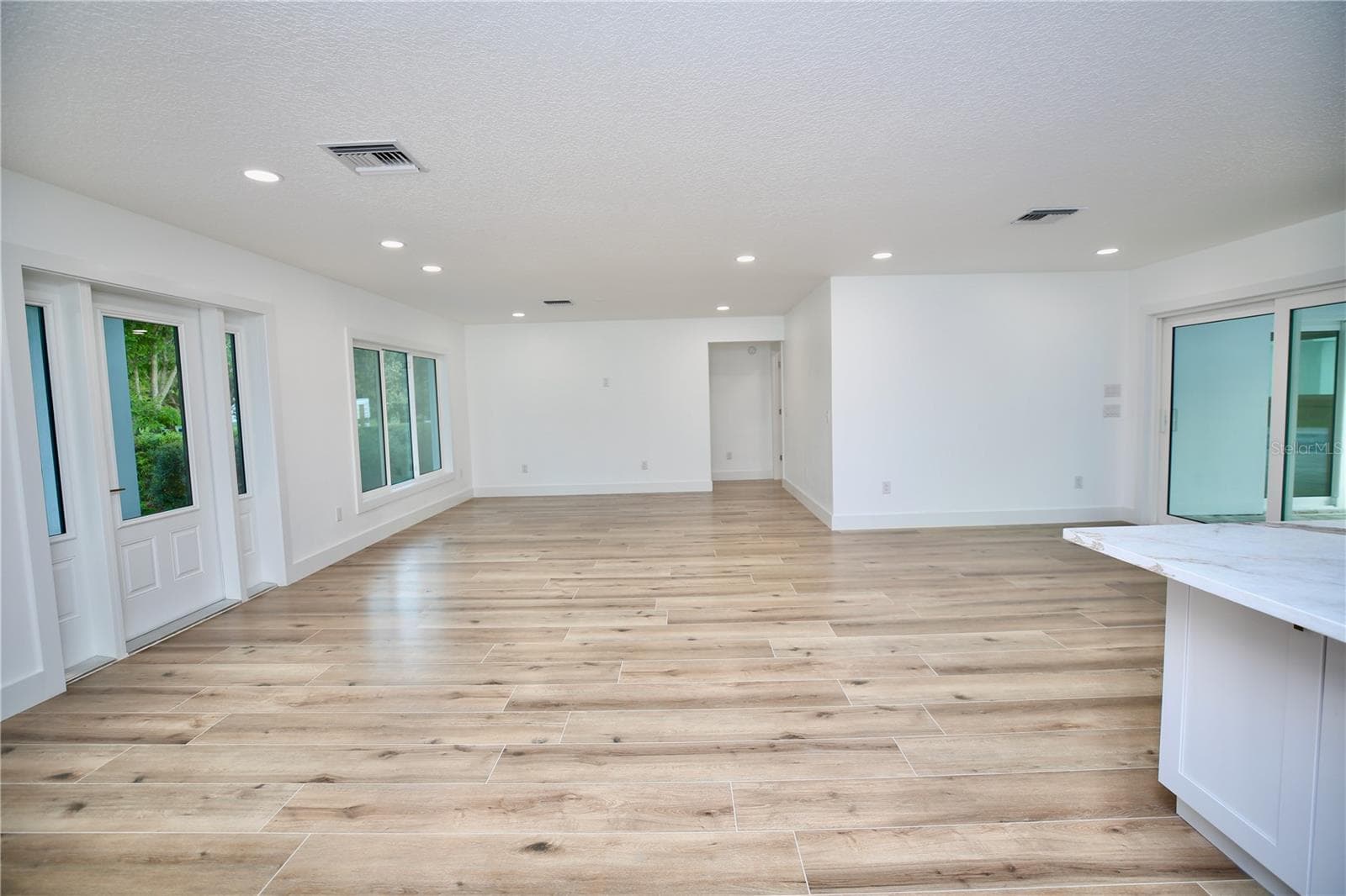 Living Area - 1646 ROBIN HOOD LN, CLEARWATER