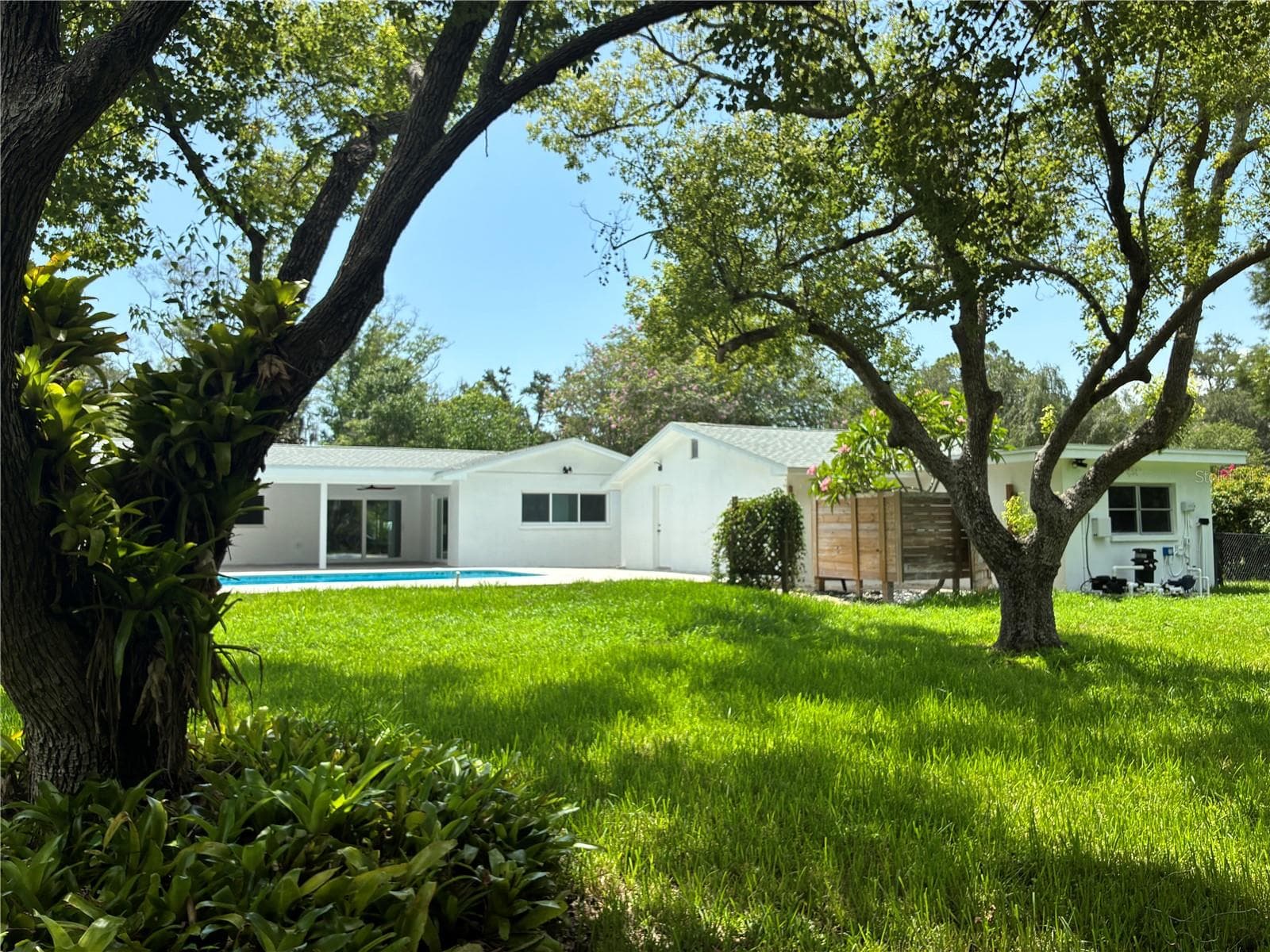 Single Family Residence at 1646 ROBIN HOOD LN, CLEARWATER, photo 41 of 49