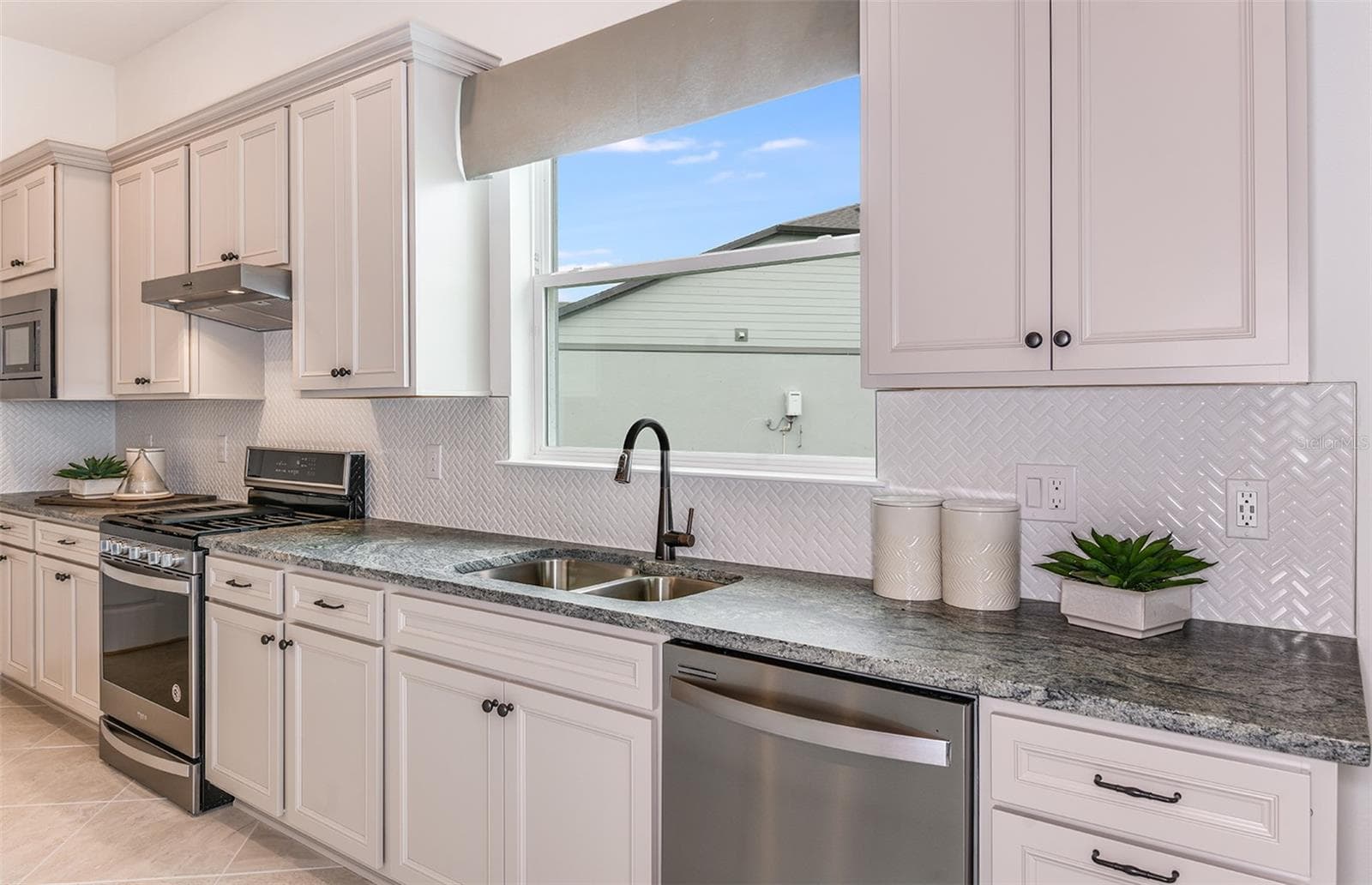 Model Home Design Only. Pictures and furnishings are for illustrative purposes only. Elevations, colors and options may vary. Furniture is for model home staging only. - 6323 DEW DROP LOOP, ST CLOUD