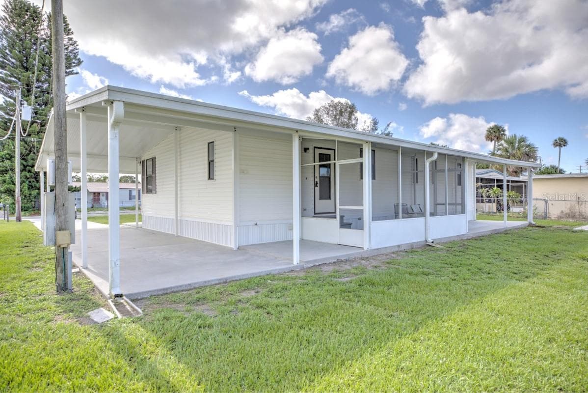 Manufactured Home at 3523 SE 35TH AVE, OKEECHOBEE, photo 3 of 23