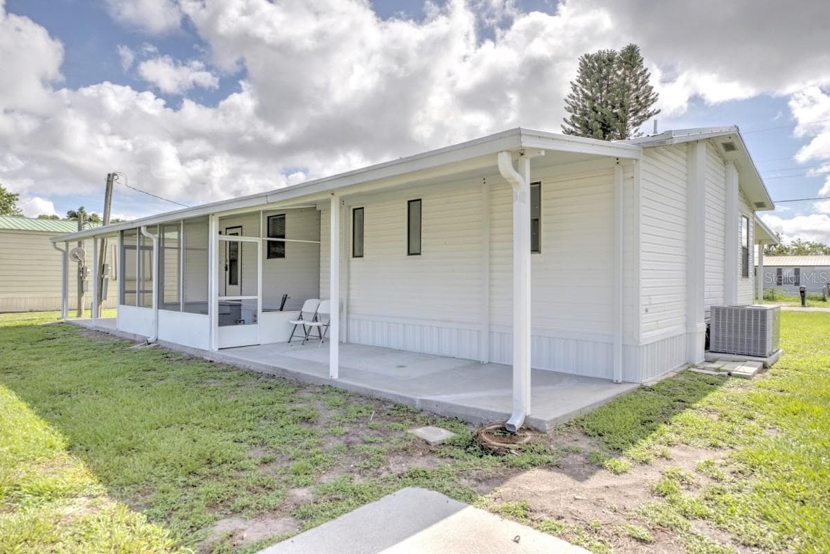 Manufactured Home at 3523 SE 35TH AVE, OKEECHOBEE, photo 4 of 23