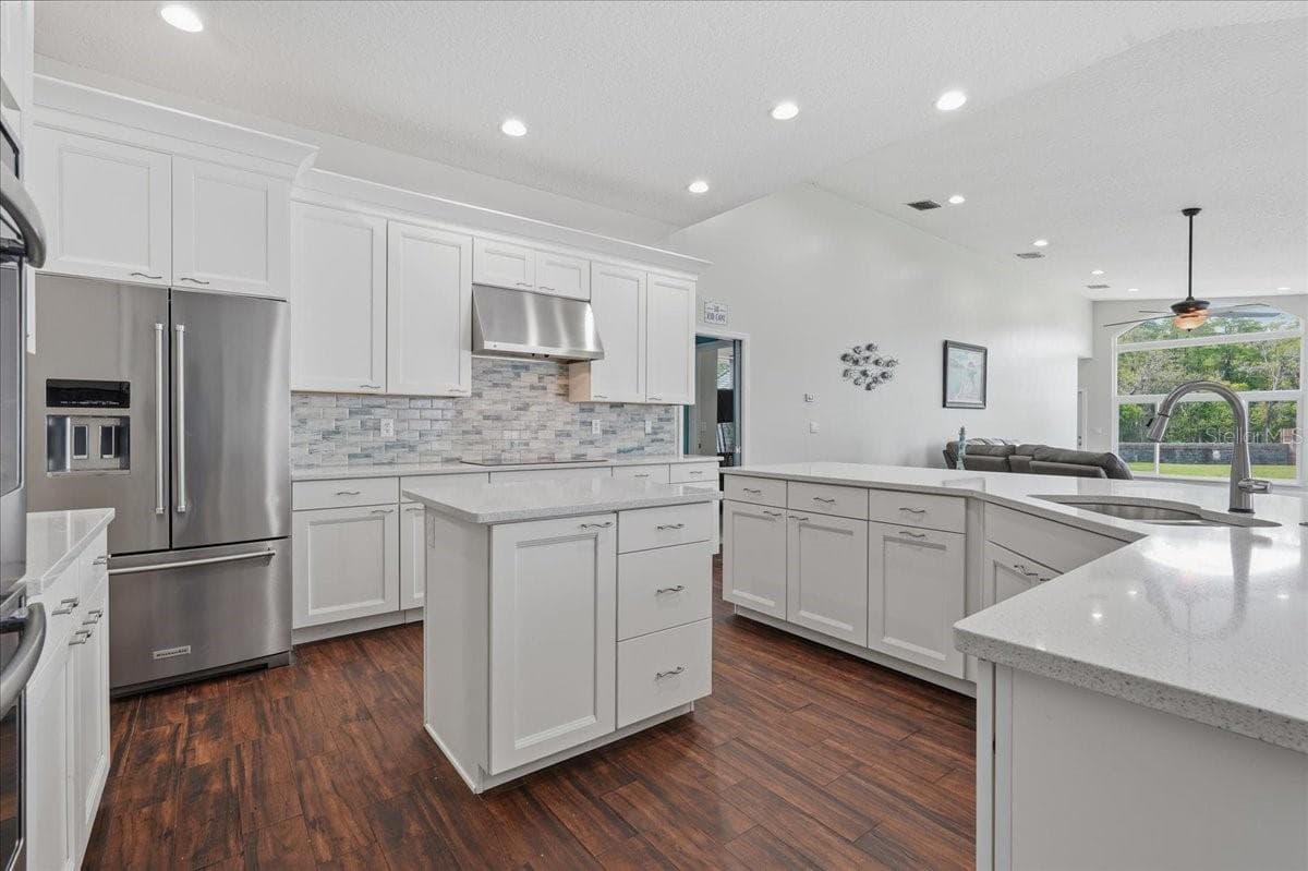 This kitchen is fantastic for entertaining - 17024 WINNERS CIR, ODESSA