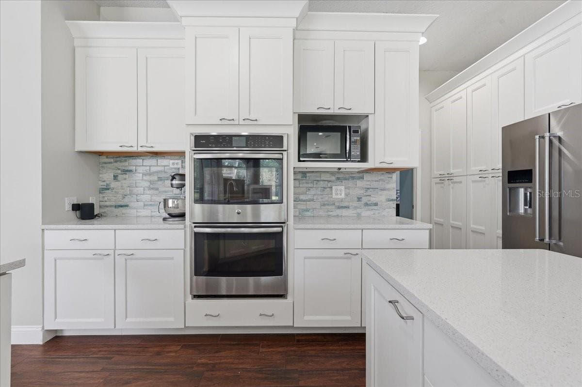 Double oven - 17024 WINNERS CIR, ODESSA