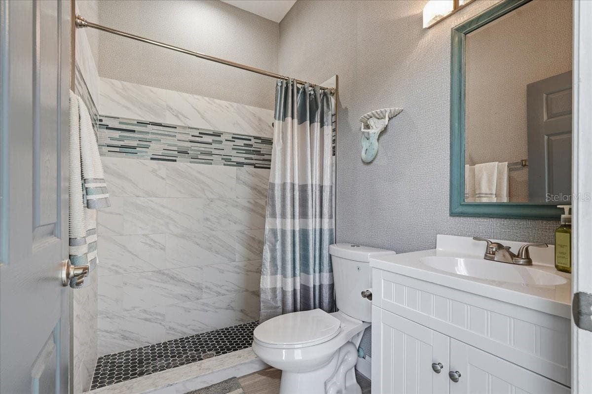 Full Bathroom next to Great Room and Bedroom #4 - 17024 WINNERS CIR, ODESSA