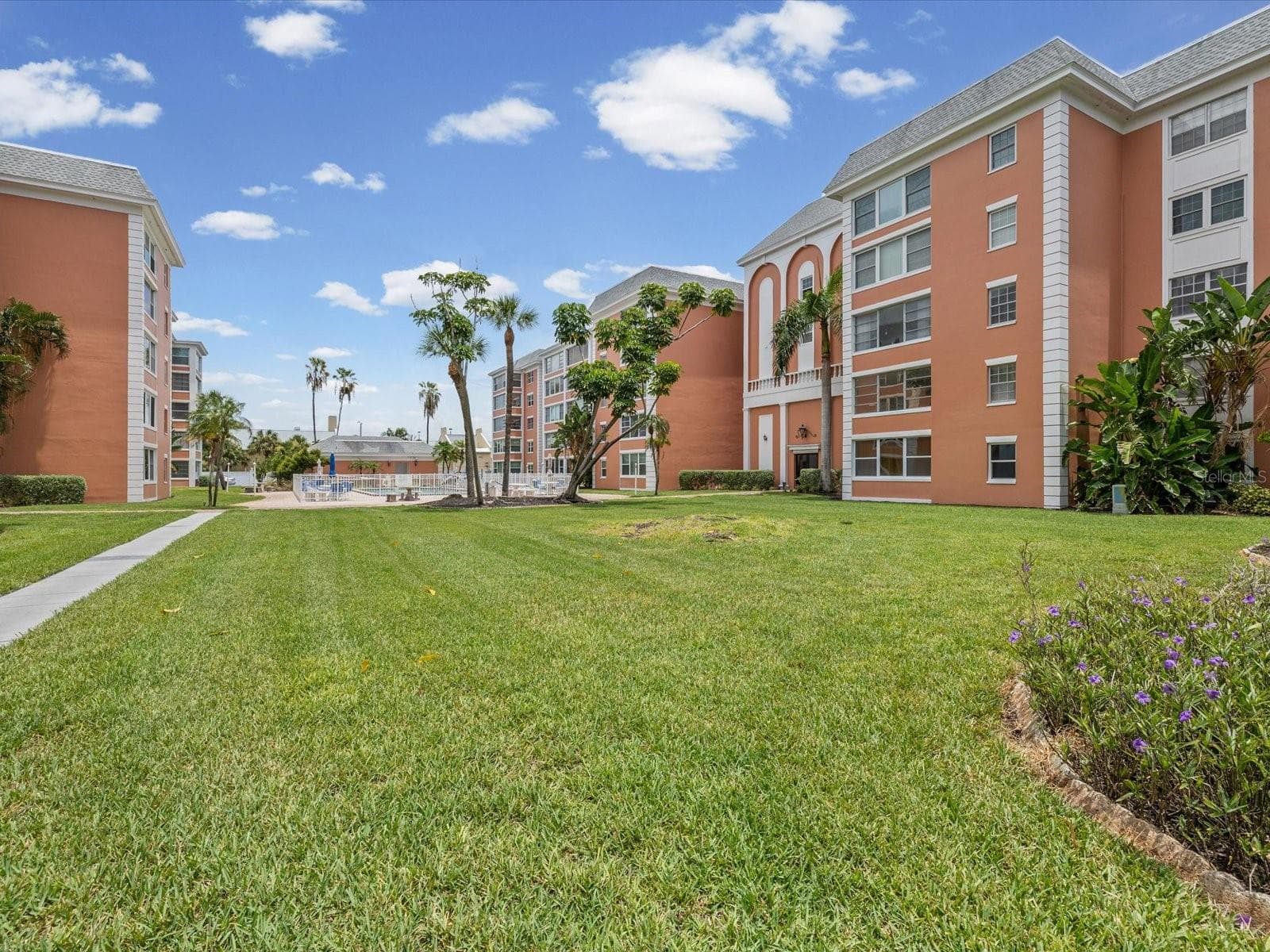 BEAUTIFUL WELL MAINTAINED GROUNDS - 6800 20TH AVE N #503, ST PETERSBURG