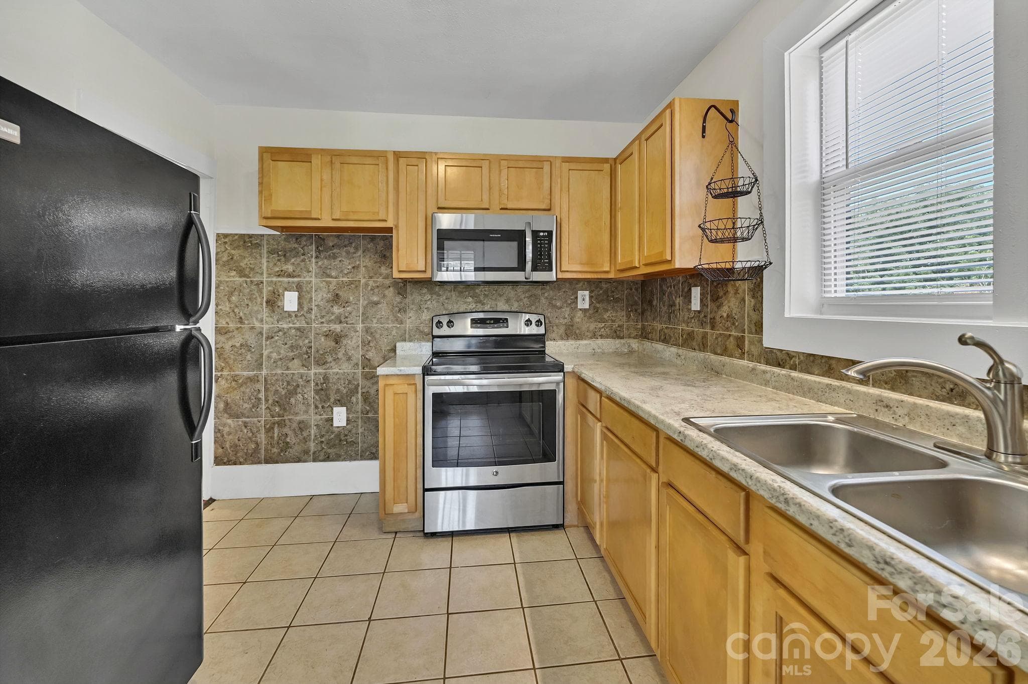Kitchen - 10 Enka Oak Street, Candler