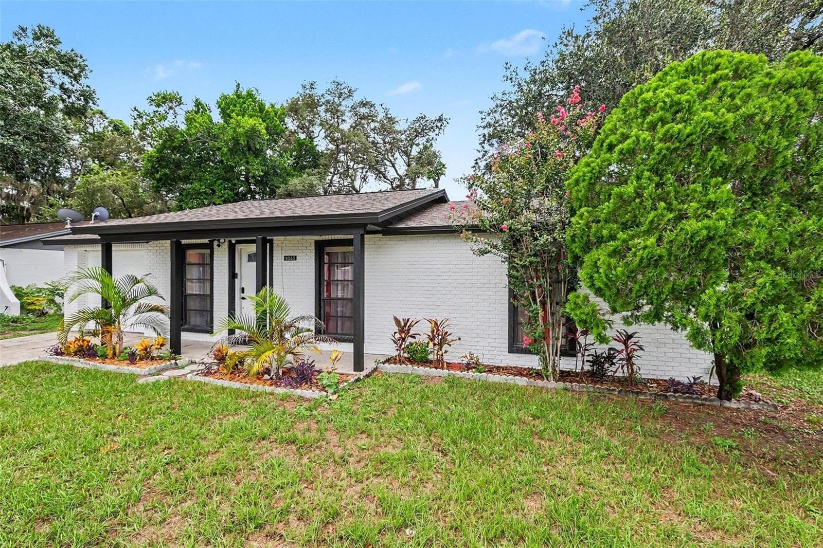 Single Family Residence at 8253 GREENLEAF CIR, TAMPA, photo 2 of 22
