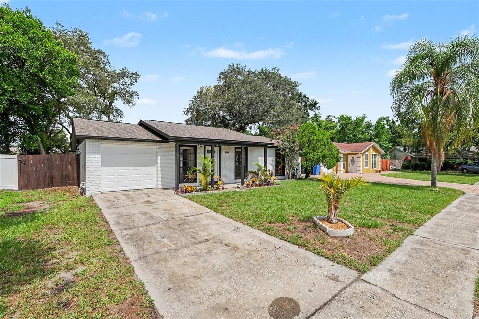 Single Family Residence at 8253 GREENLEAF CIR, TAMPA, photo 3 of 22