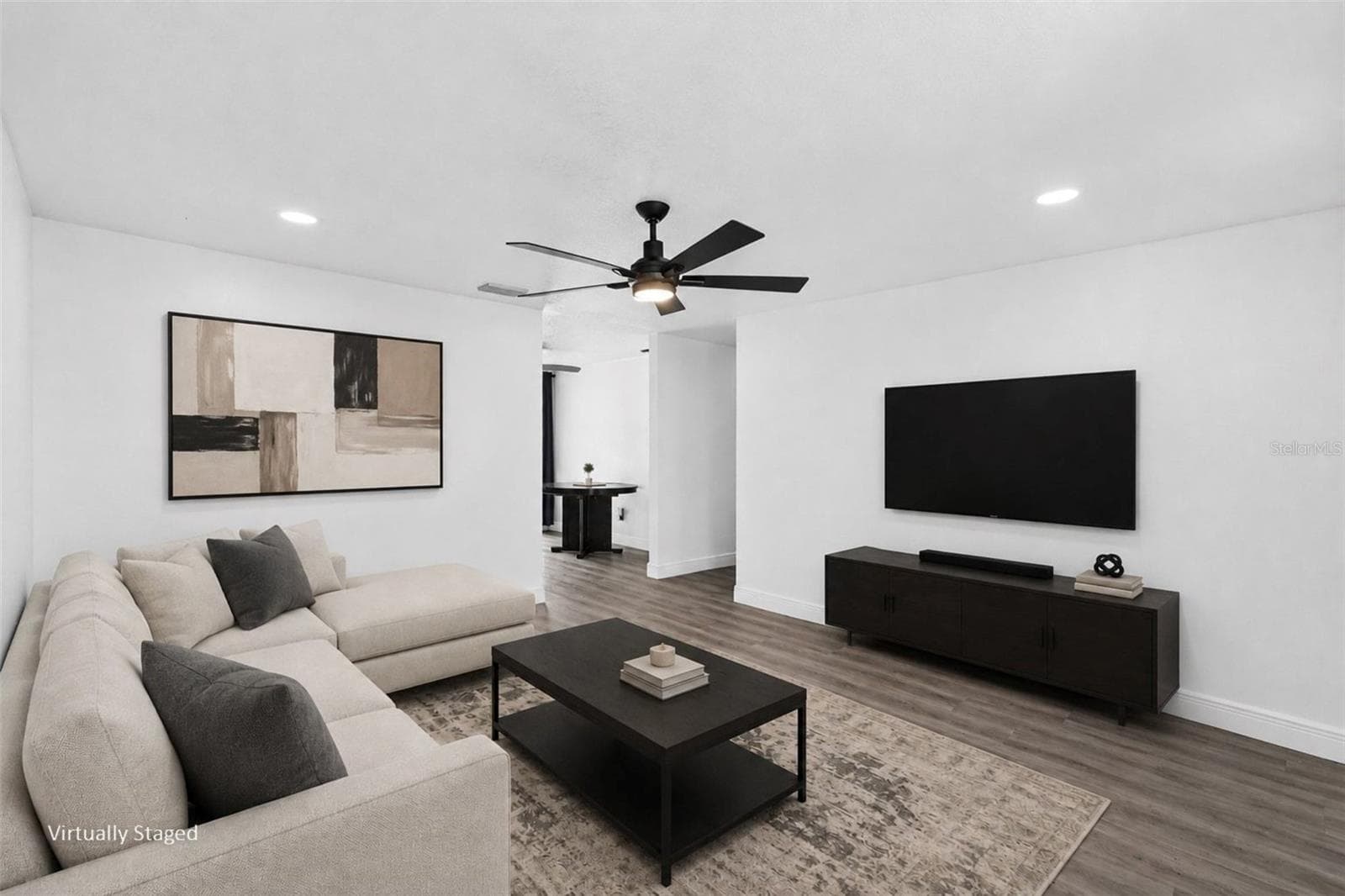 Single Family Residence at 8253 GREENLEAF CIR, TAMPA, photo 4 of 22