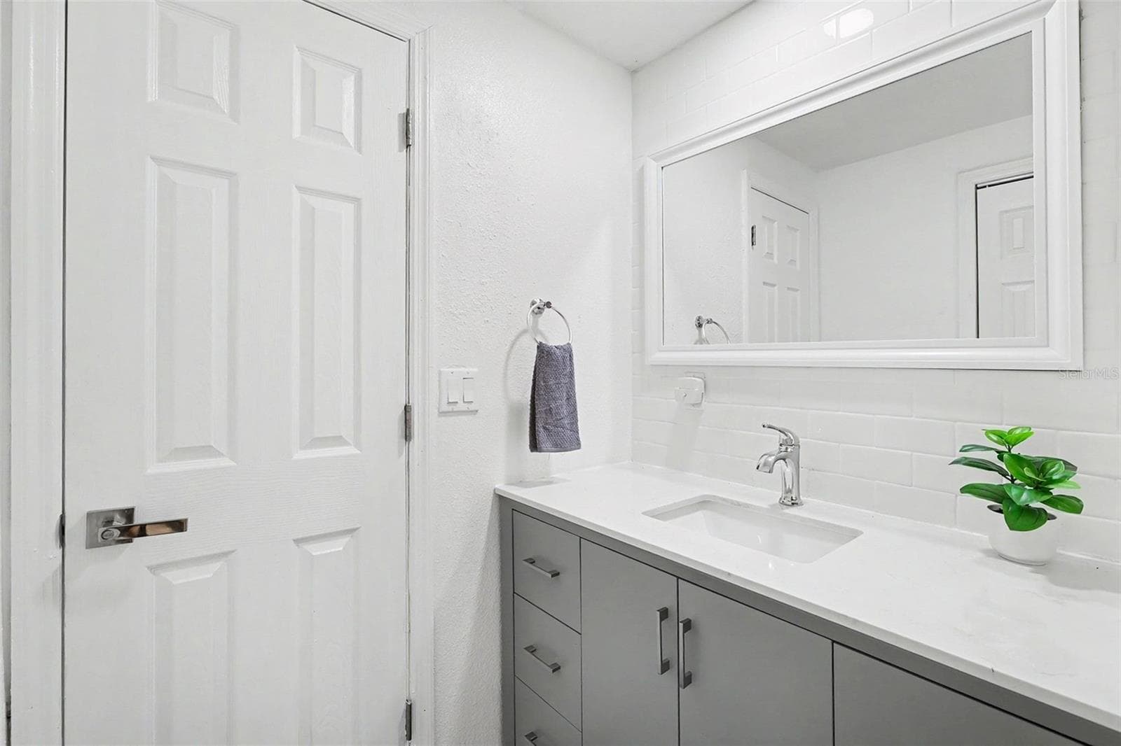 Single Family Residence at 8253 GREENLEAF CIR, TAMPA, photo 14 of 22