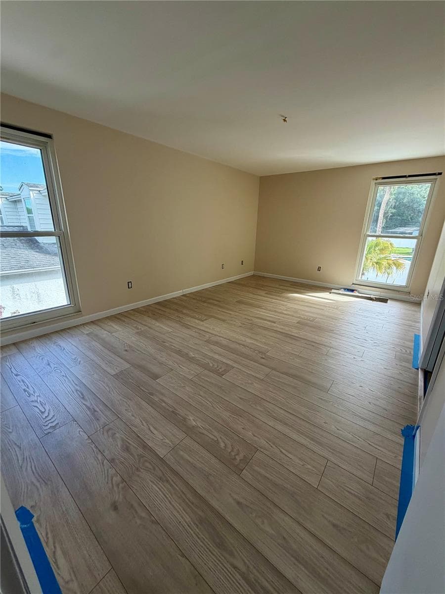 Plenty of light in this master suite - 15705 CASHMERE LN, TAMPA