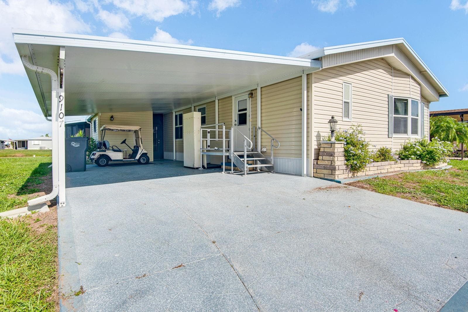 Manufactured Home at 9107 34TH AVE E, PALMETTO, photo 2 of 49