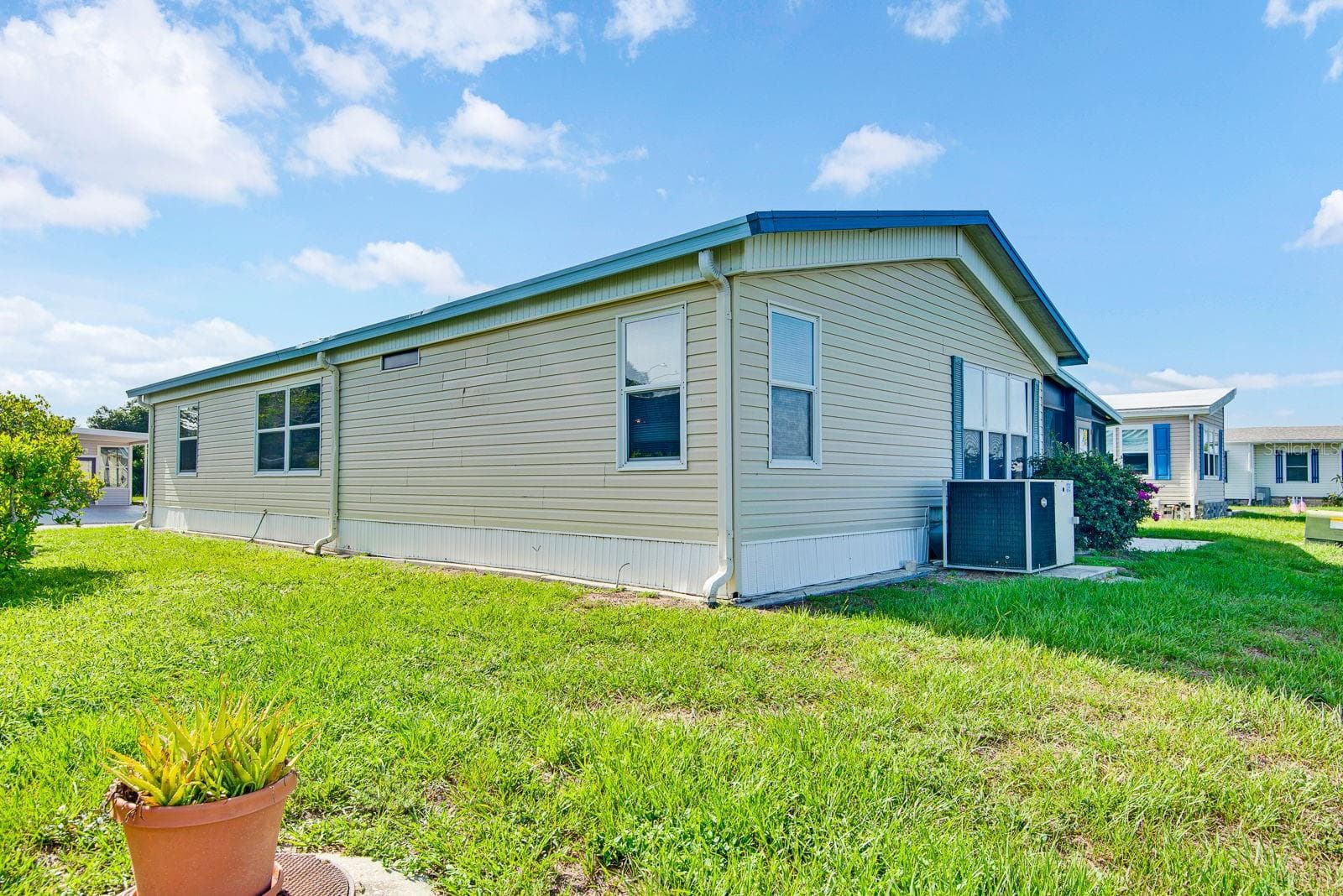Manufactured Home at 9107 34TH AVE E, PALMETTO, photo 4 of 49