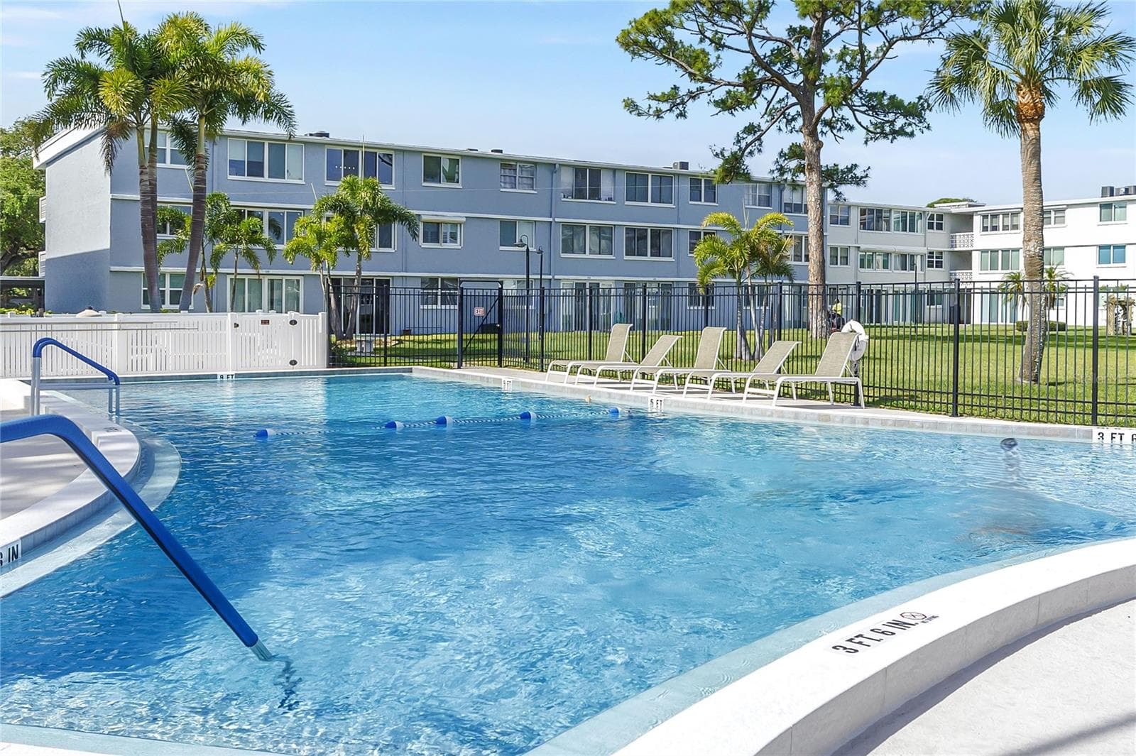 Condominium at 4715 BAY ST NE #320, ST PETERSBURG, photo 7 of 33