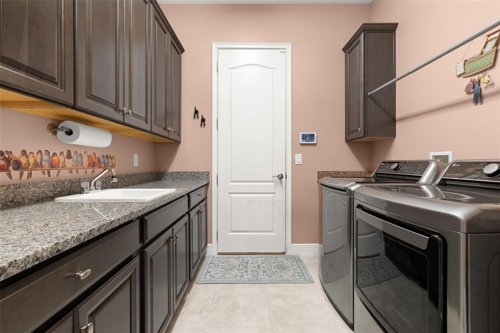 Functional Laundry Room with 42" Cabinets, Built in Sink and Granite countertop - 2733 SOUTHLAND ST, ST CLOUD