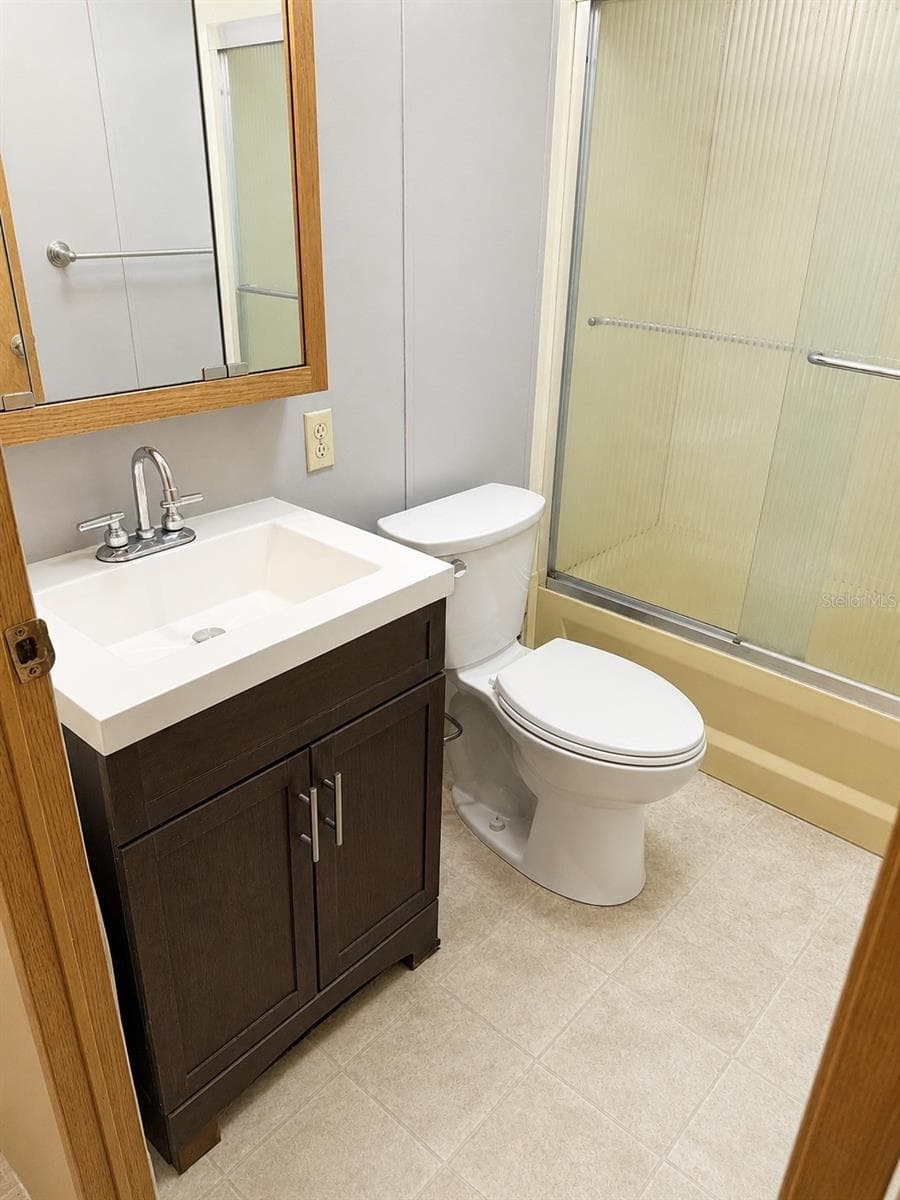 Unit 1 Bathroom - 3820 SE 93RD PL, OCALA