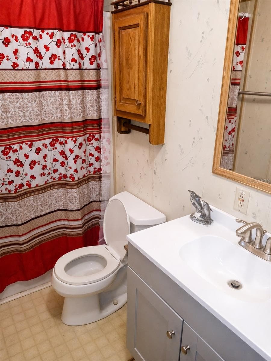 Unit 2 Bathroom - 3820 SE 93RD PL, OCALA