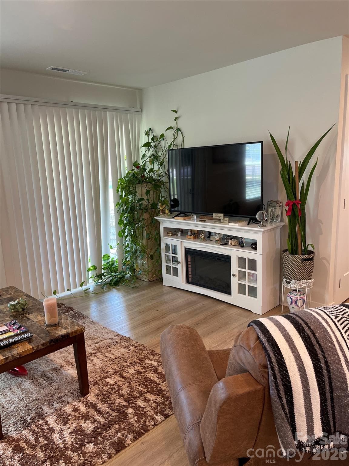 Single Family Residence at 330 Damask Drive, Lancaster, photo 8 of 21