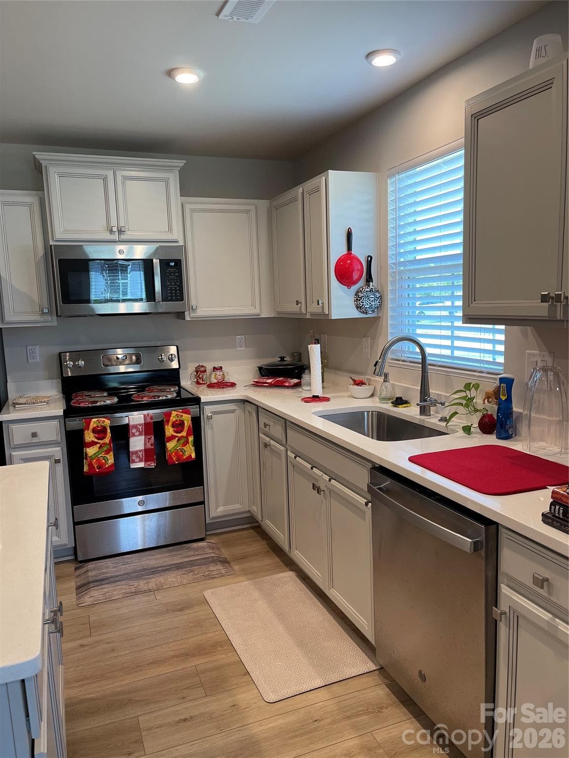 Single Family Residence at 330 Damask Drive, Lancaster, photo 10 of 21