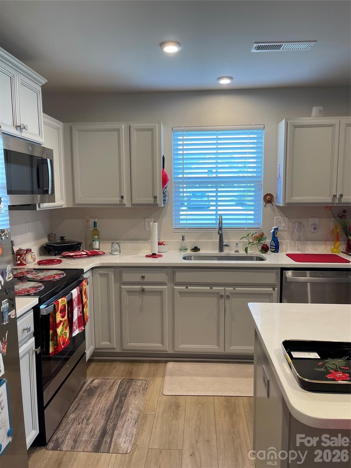 Single Family Residence at 330 Damask Drive, Lancaster, photo 13 of 21