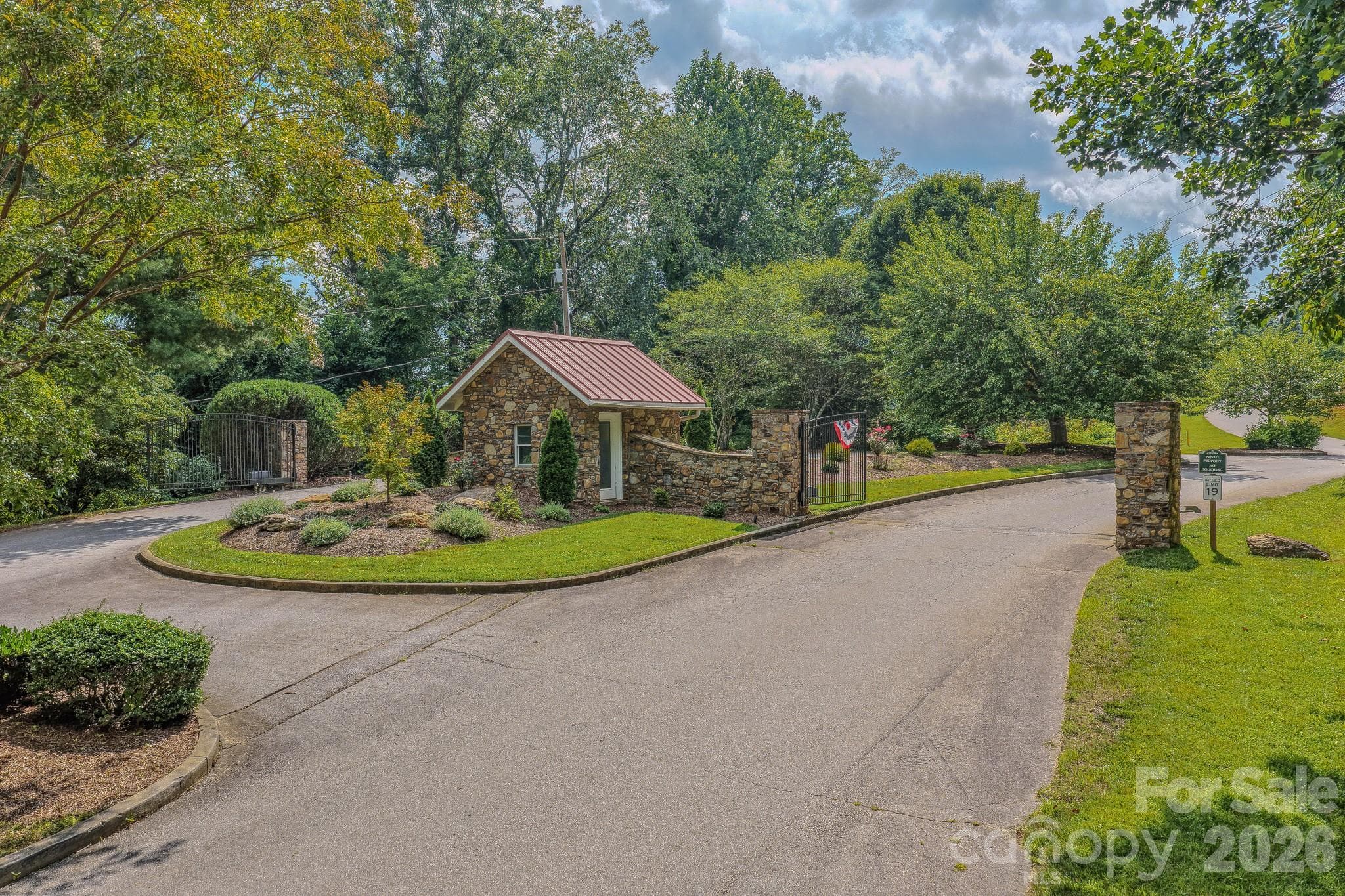 Community entrance gate - 49 Arabella Lane, Arden