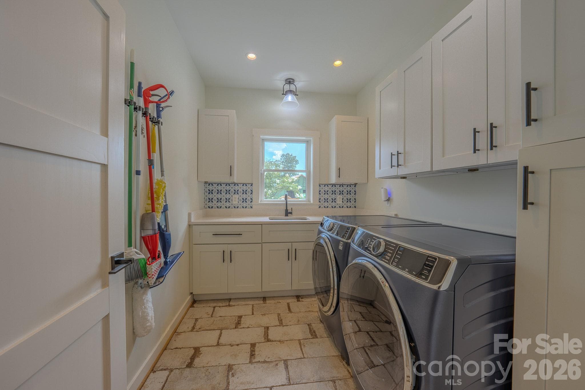 Main Level Laundry - 49 Arabella Lane, Arden