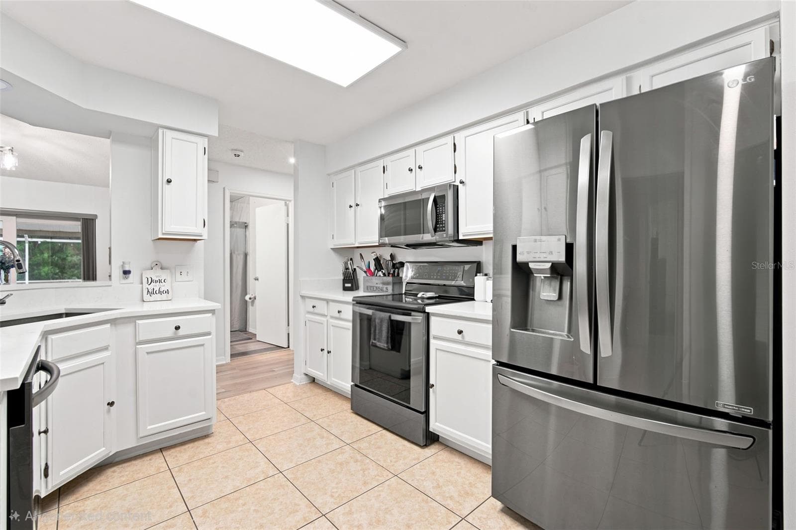 Items virtually removed for photo. - 1014 HARDWOOD DR, VALRICO