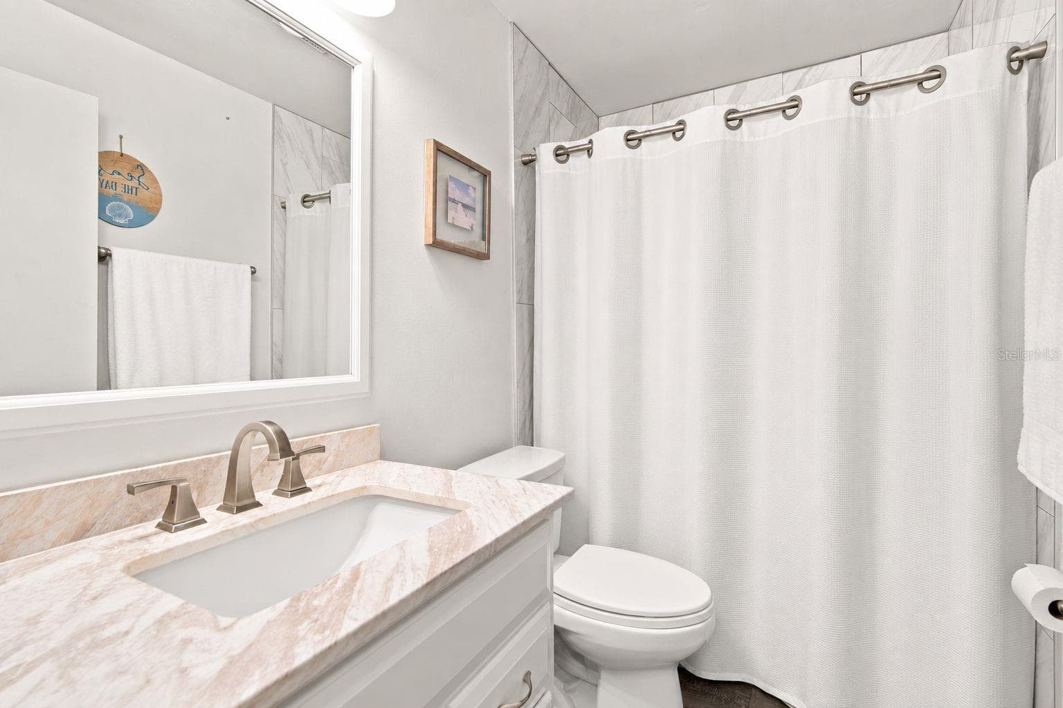 Bath 2. Located in between Bedroom 2 and 3.Items virtually removed for photo. - 1014 HARDWOOD DR, VALRICO