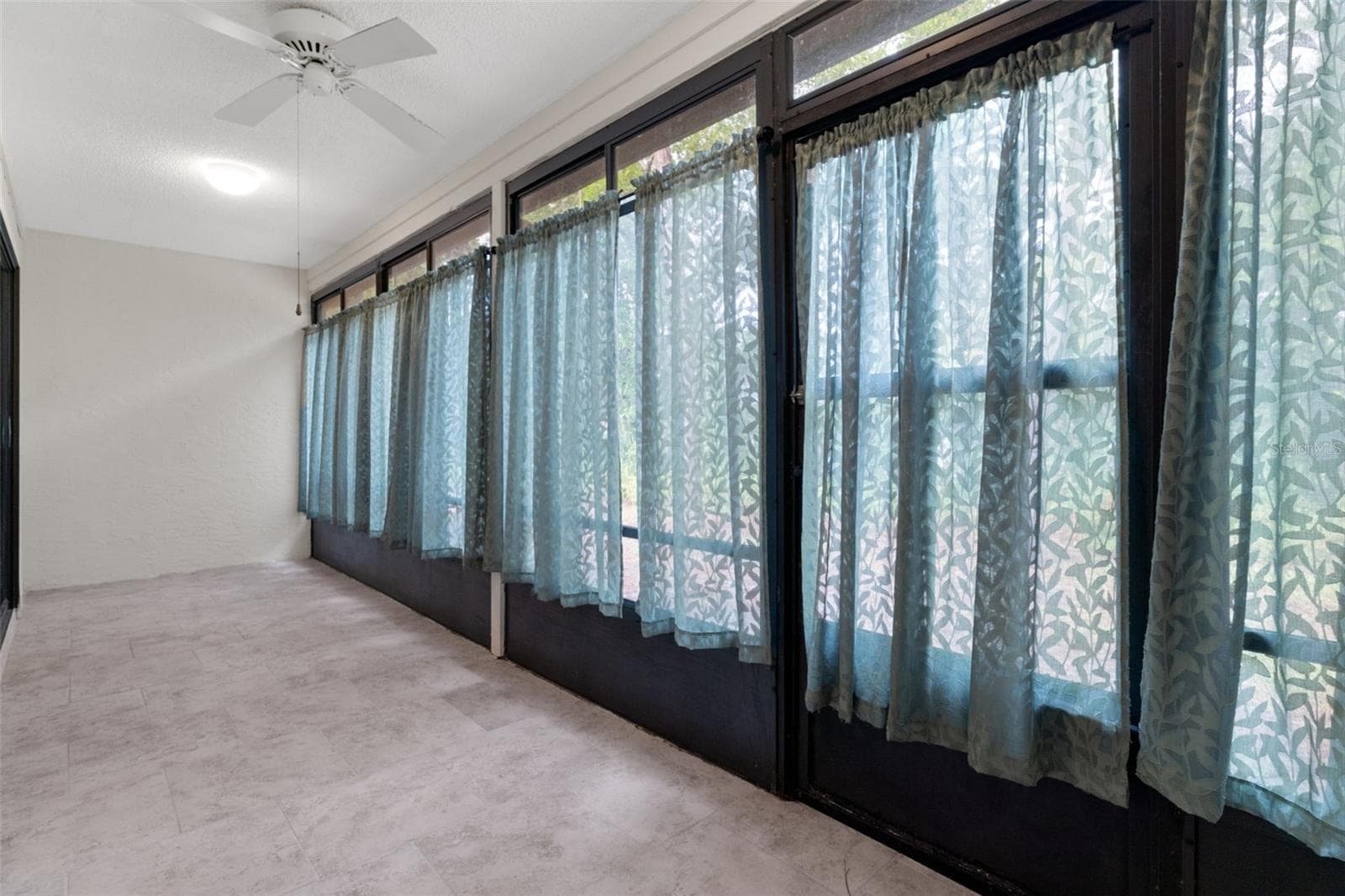 Enclosed by screen porch with sliding windows - 2102 FORESTER WAY, SPRING HILL