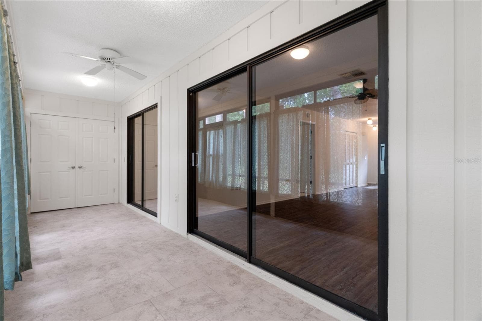 Enclosed room with windows that slide open the screens - 2102 FORESTER WAY, SPRING HILL