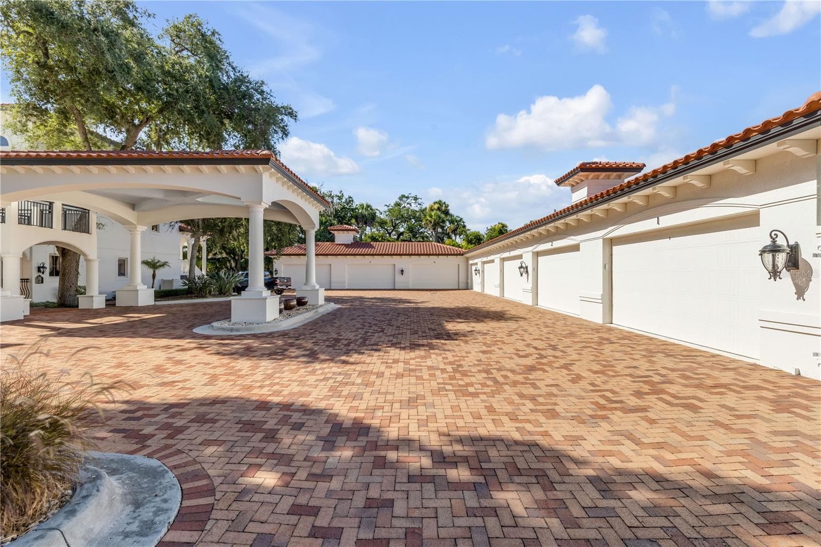 Paver parking lot, private garage, portico - 5090 RIVERSIDE DR #105, PORT ORANGE