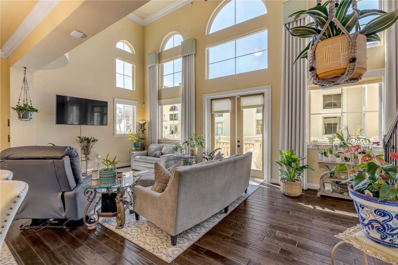 20 foot ceilings in living room with natural light - 5090 RIVERSIDE DR #105, PORT ORANGE
