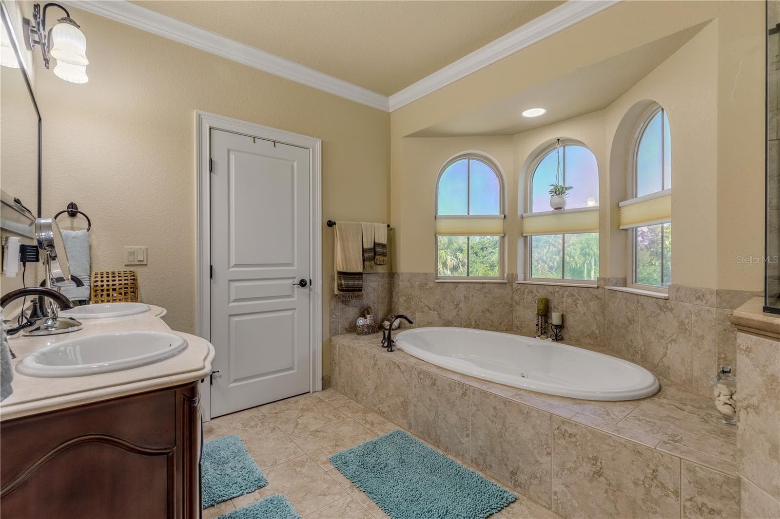 Garden Tub in Primary Bathroom5 piece bathroom - 5090 RIVERSIDE DR #105, PORT ORANGE