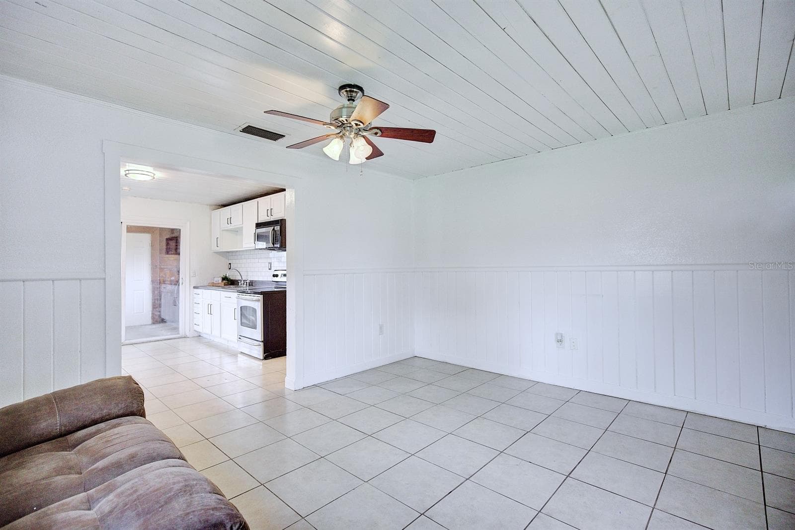 Single Family Residence at 131 WIGGINS AVE, AVON PARK, photo 9 of 30