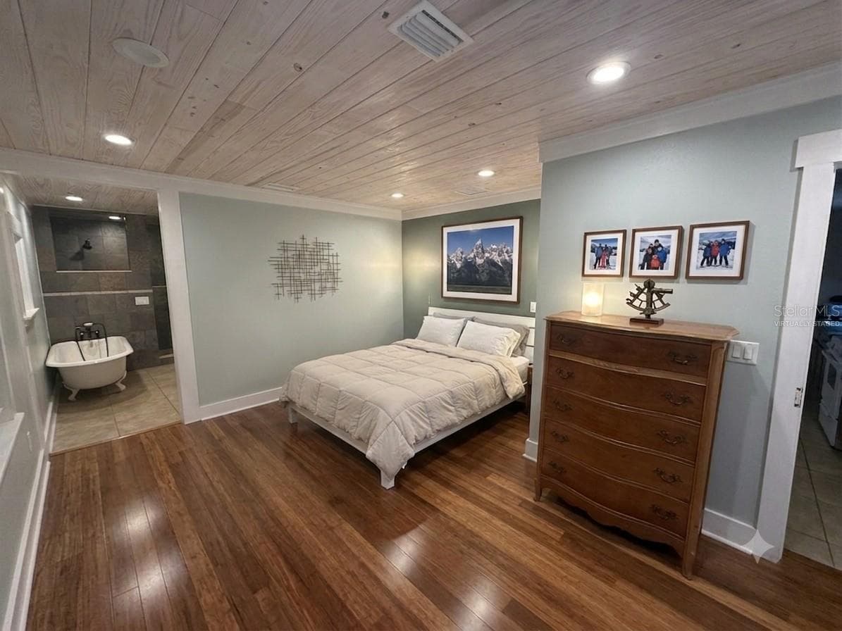PRIMARY SUITEVIRTUALLY STAGED - 301 E KENTUCKY AVE, DELAND